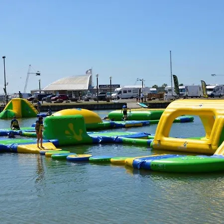 Maisonnette Accueillante Avec Piscine Et Parking A La Faute-sur-mer - Fr-1-194-334