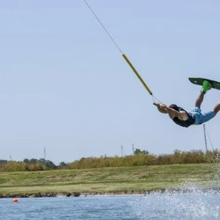Maisonnette Accueillante Avec Piscine Et Parking A La Faute-sur-mer - Fr-1-194-334 * La Faute-sur-Mer