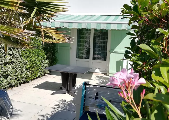 Feriehus Maisonnette Accueillante Avec Piscine Et Parking A La Faute-sur-mer - Fr-1-194-334