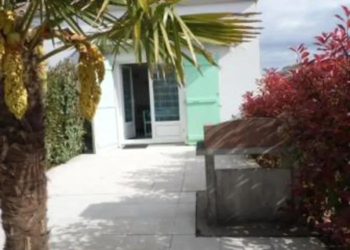 Maisonnette Accueillante Avec Piscine Et Parking A La Faute-sur-mer - Fr-1-194-334 Feriehus *