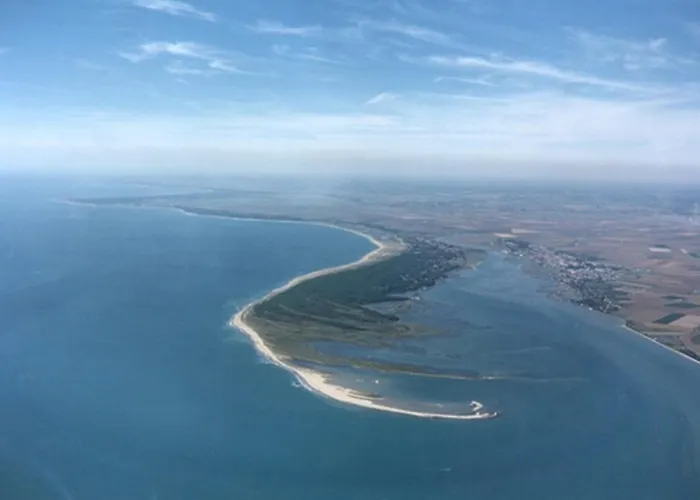 Maisonnette Accueillante Avec Piscine Et Parking A - Fr-1-194-334 La Faute-sur-Mer