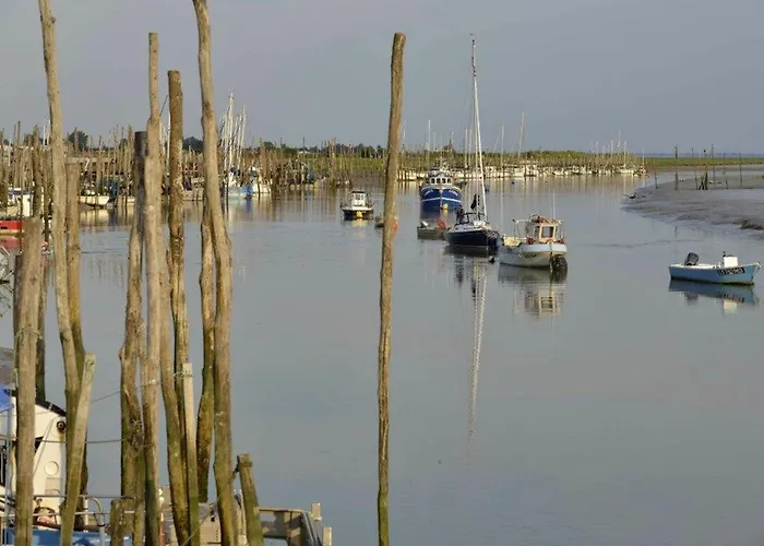 Maisonnette Accueillante Avec Piscine Et Parking A - Fr-1-194-334 Ferienhaus La Faute-sur-Mer