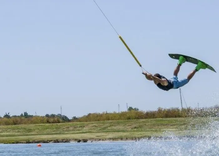 Maisonnette Accueillante Avec Piscine Et Parking A - Fr-1-194-334 * La Faute-sur-Mer